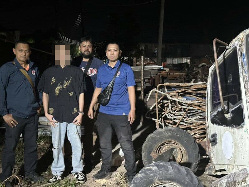 Blade and shame! Burmese teen busted after flaunting weapons | News by Thaiger
