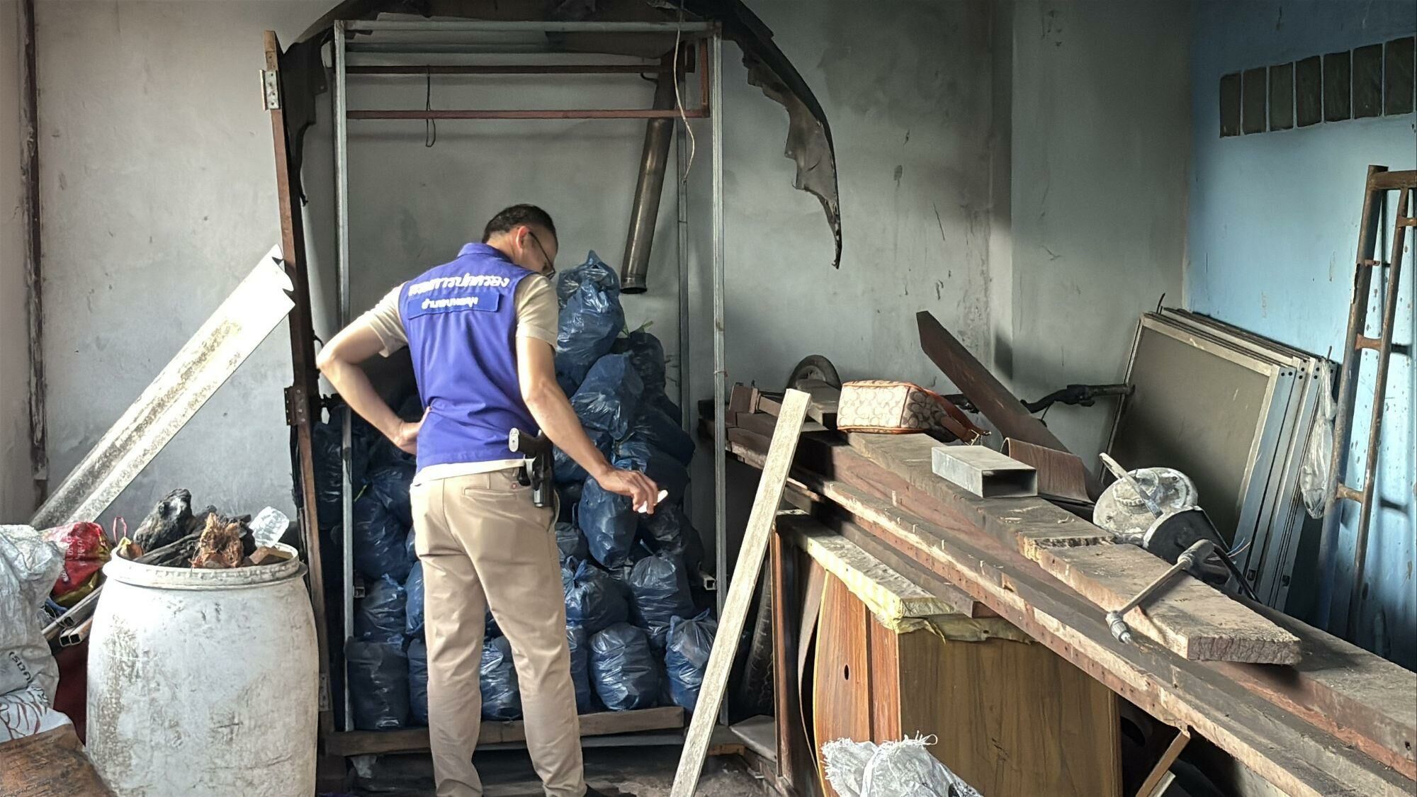 Meth-ed up! Panic, pipes and punters in Pattaya drugs den bust | News by Thaiger