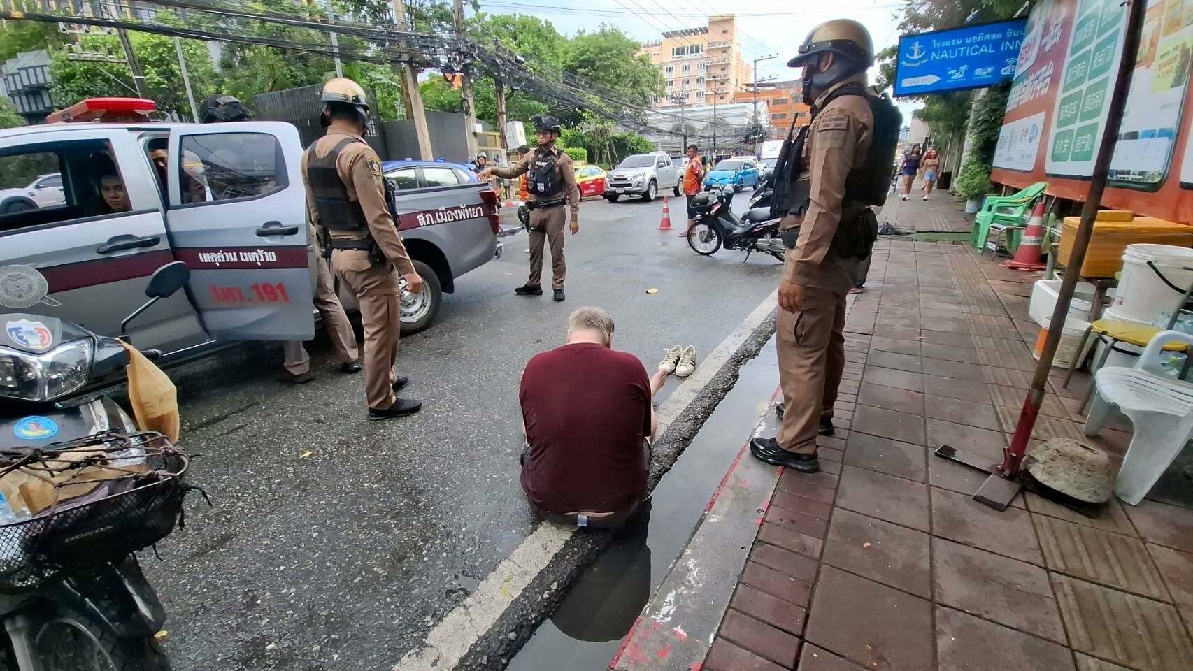 Legless British tourist sprawls sparks mile-long jam in Pattaya | News by Thaiger