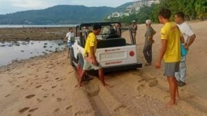 Tourist fined 5,000 baht after jeep stuck on beach in Phuket