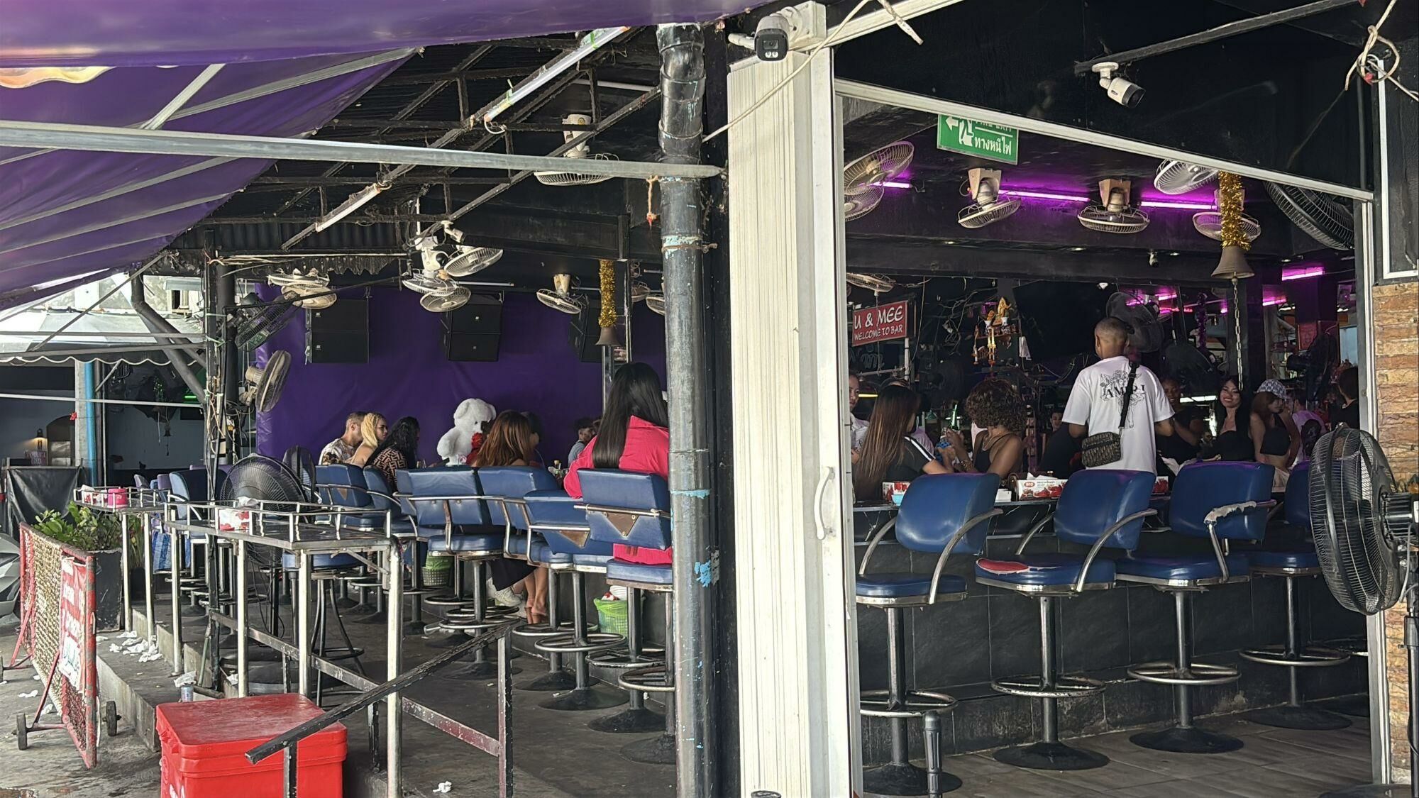 Swinging street: Catfight erupts near Pattaya Walking Street (video)