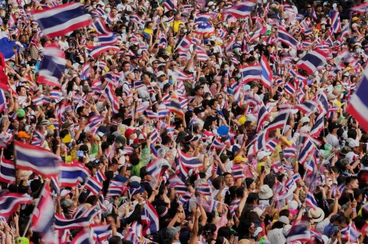 Protesters demand PM Paetongtarn resignation, deny coup support | News by Thaiger