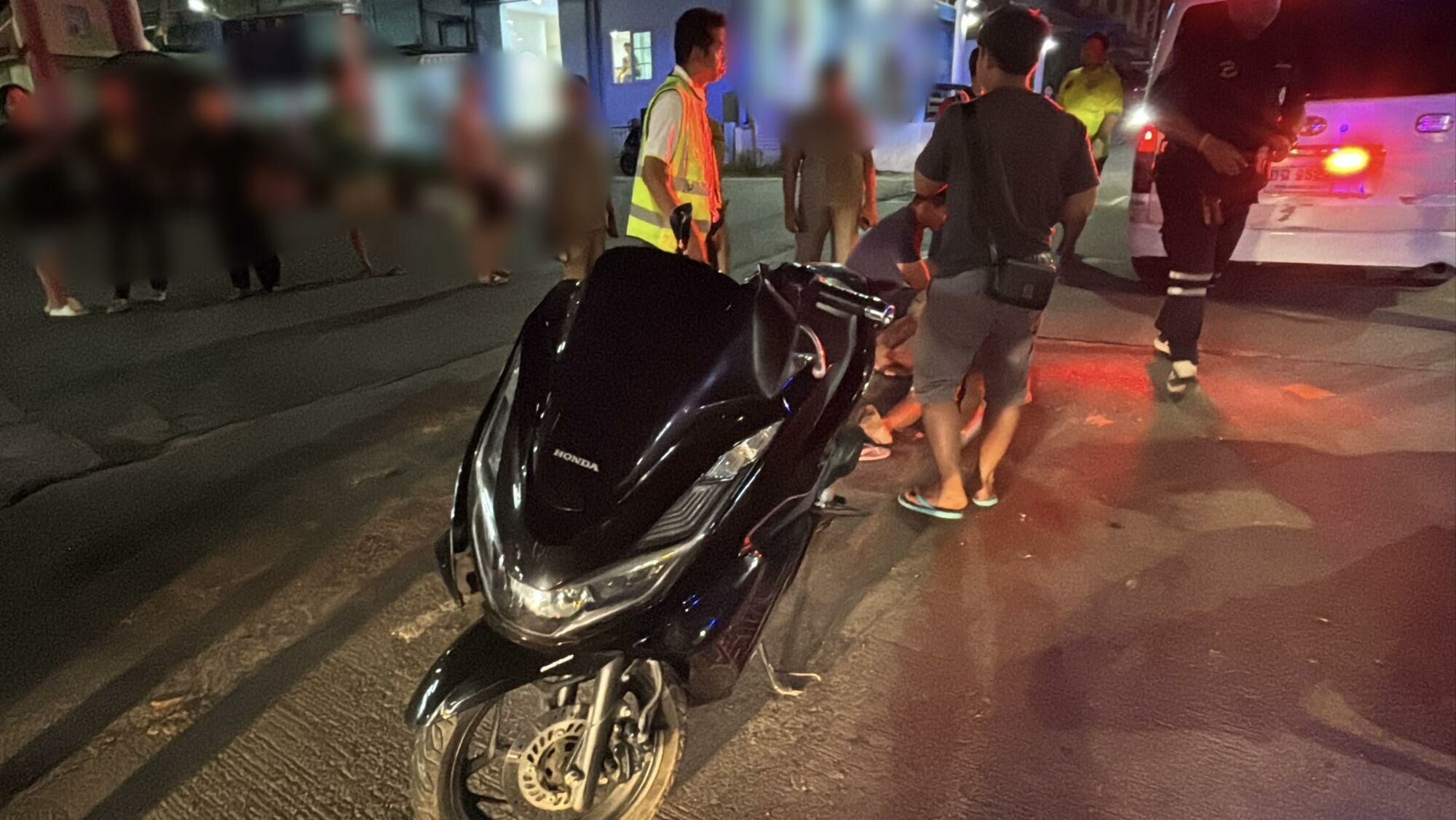 Motorcycle crash leaves trio bloodied in late-night Pattaya smash | News by Thaiger