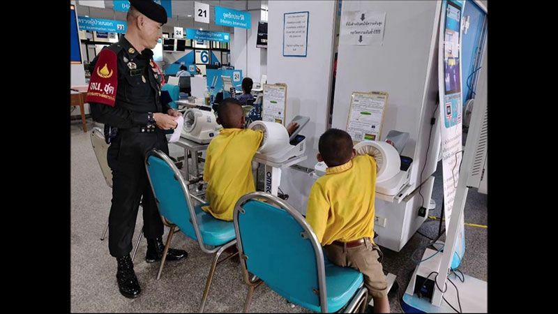 Sting operation gone wrong: Bees attack kids in Udon Thani class | News by Thaiger