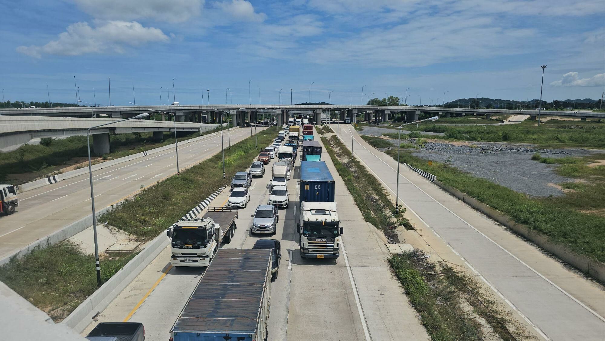 Driver dozes off: 18-wheeler chaos clogs Chon Buri highway | News by Thaiger