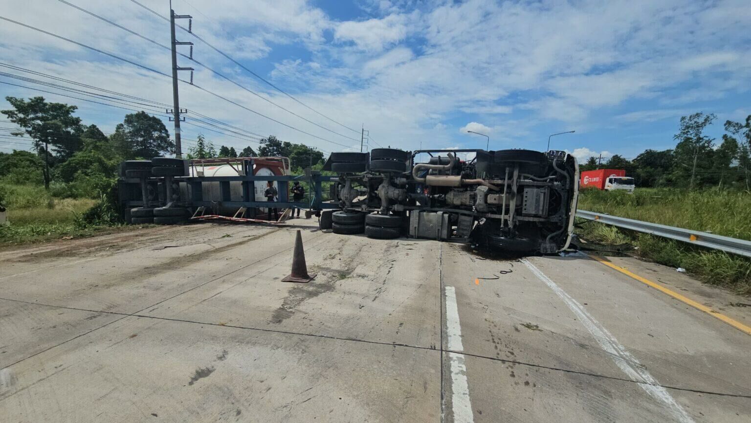 Driver dozes off: 18-wheeler chaos clogs Chon Buri highway | News by Thaiger