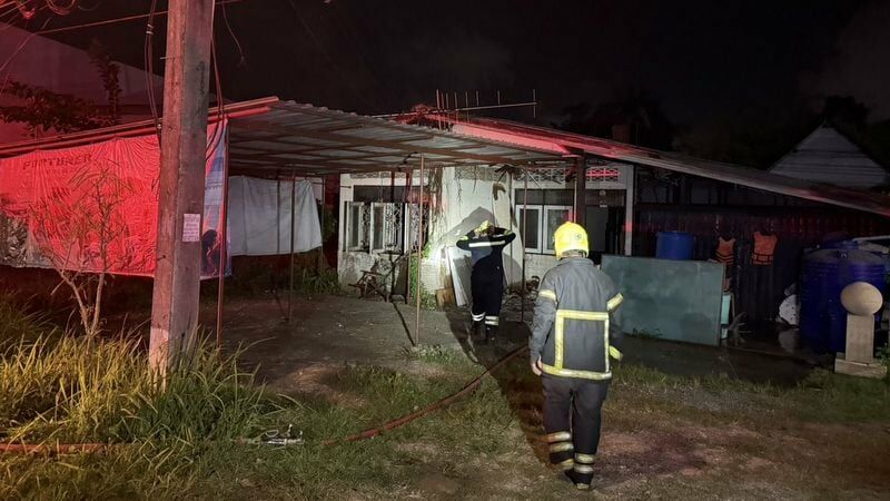Fire erupts at abandoned Ratsada house after 20 years of silence | News by Thaiger