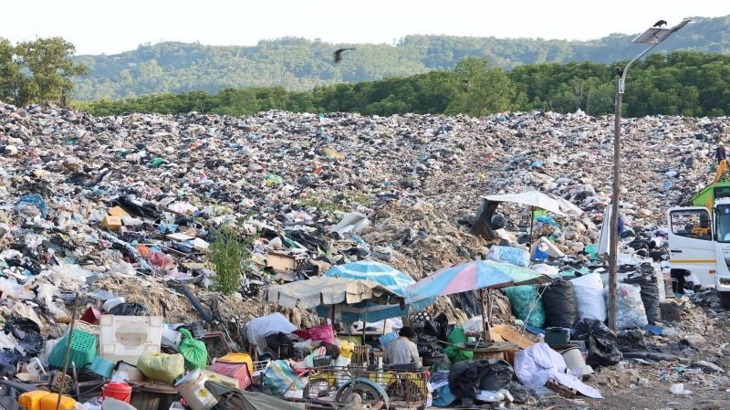 Phuket drowning in rubbish: Mayor vows not to quit | News by Thaiger