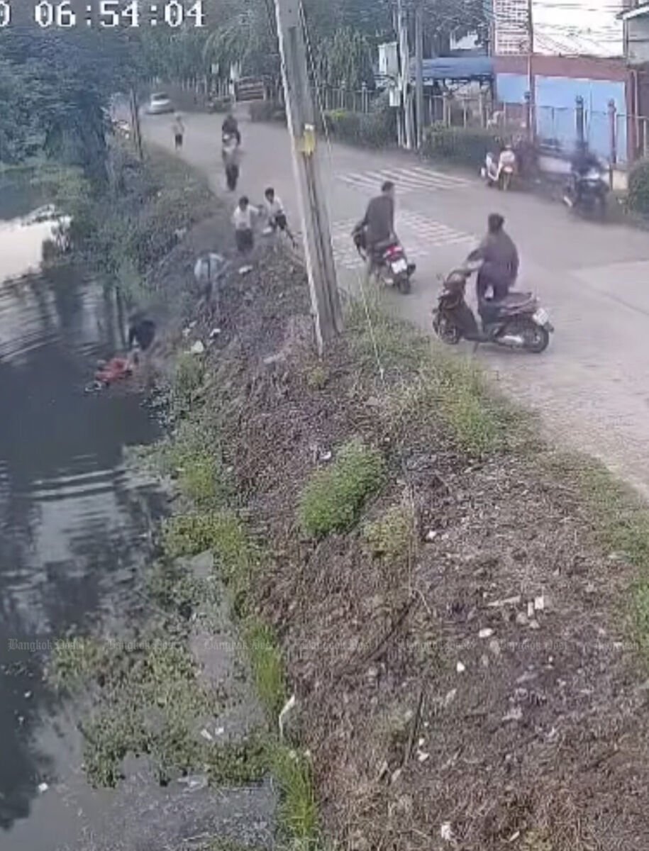 Nonthaburi monk rescued after wheelchair falls into canal | News by Thaiger