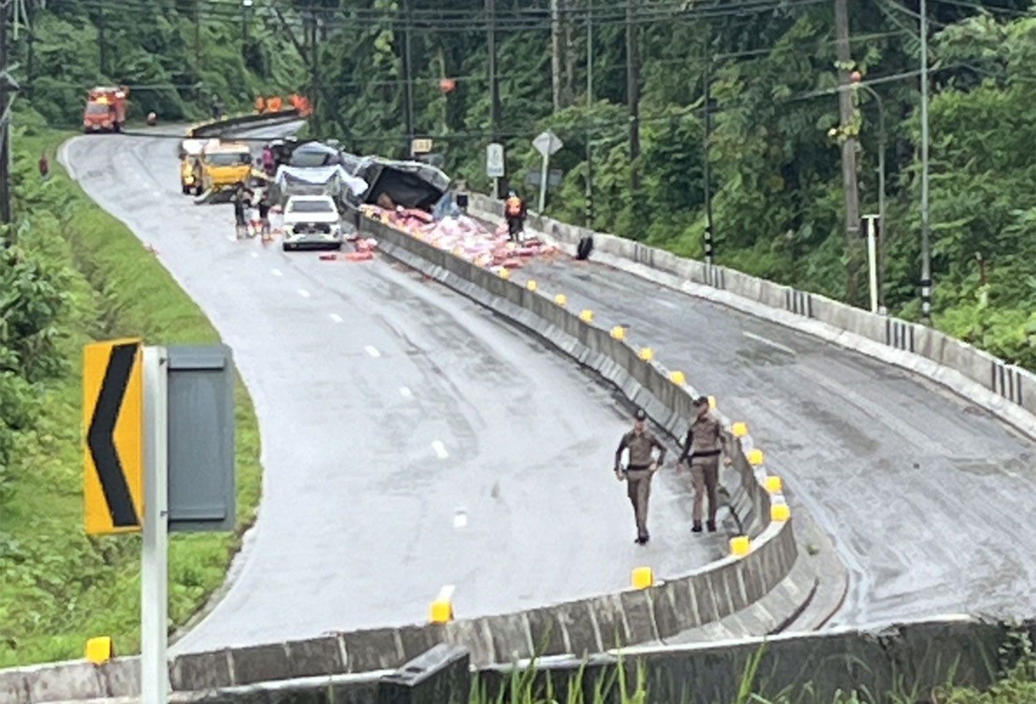 3 dead, 23 injured in Kanchanaburi truck-pickup collision | News by Thaiger