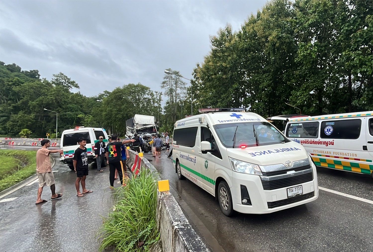 3 dead, 23 injured in Kanchanaburi truck-pickup collision | News by Thaiger