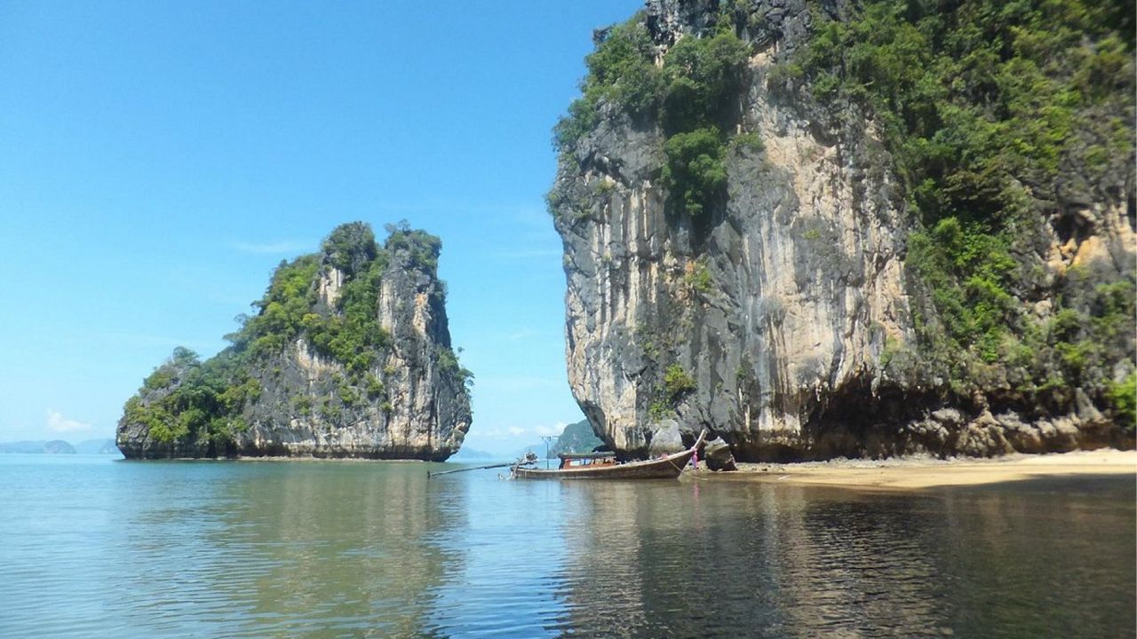 Coastside off of Koh Roi | Photo taken from the Thailand Marine Guide website