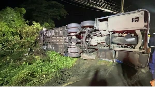 Rainy horror: Phuket-bound tour bus topples in ‘killer curve’ crash | News by Thaiger