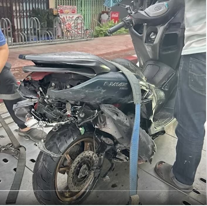 Bangkok Mini Cooper driver flees motorcycle hit-and-run, 1 dead (video) | News by Thaiger