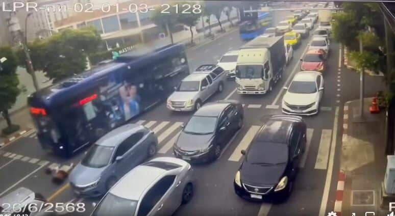 Student survives bus collision at Bangkok pedestrian crossing (video) | News by Thaiger