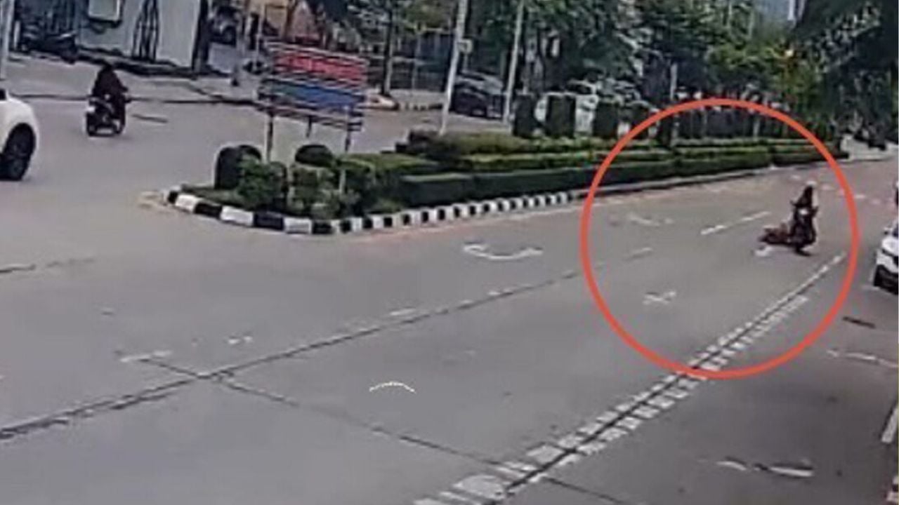 Monk dies in Bangkok motorcycle taxi accident | Thaiger