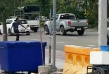 Man throws stones at cars in Bangkok, subdued by locals (video)