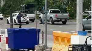 Man throws stones at cars in Bangkok, subdued by locals (video)