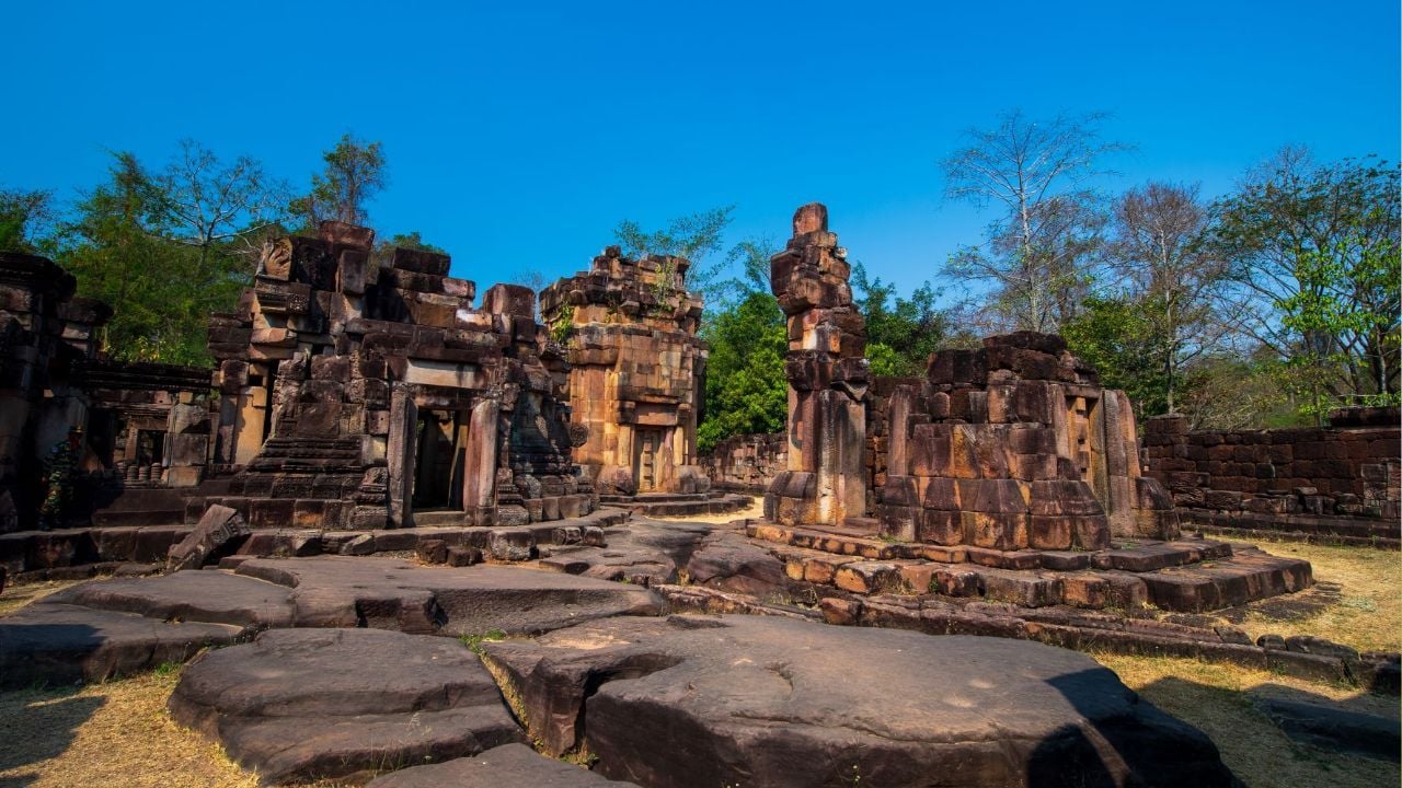 Cambodian military attack damages Thai heritage site with rockets | Thaiger