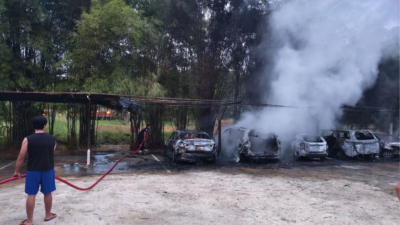 Blaze destroys eight vehicles at Ban Rai hotel car park | Thaiger