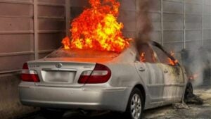 Toyota Camry fire on Sirat Expressway swiftly extinguished in Bangkok