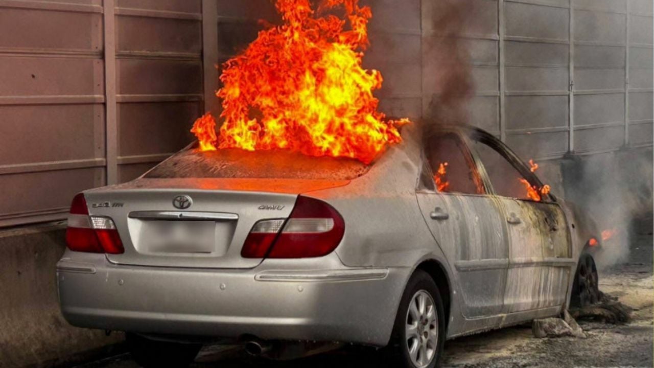 Toyota Camry fire on Sirat Expressway swiftly extinguished in Bangkok