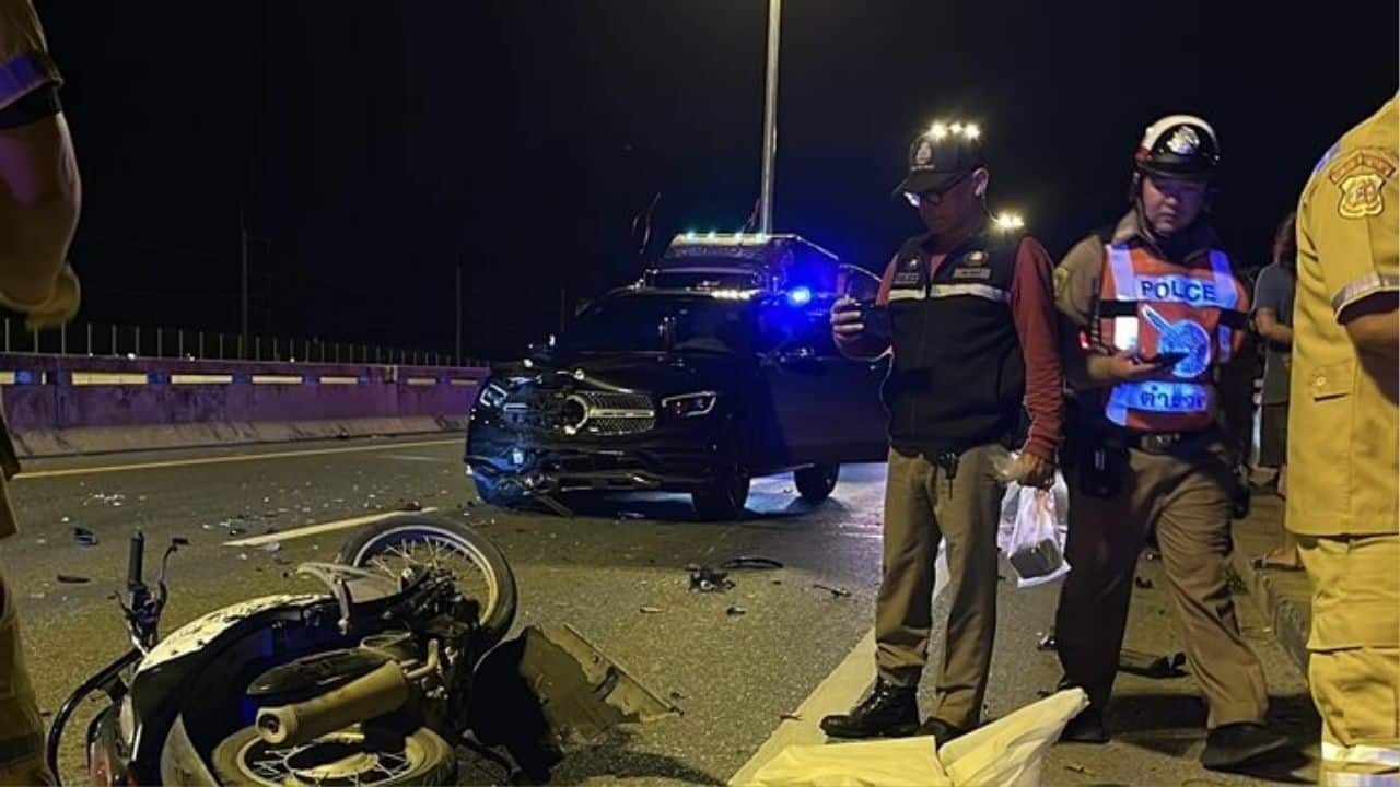 Motorcycle crash with Mercedes-Benz kills two young men in Pathum Thani