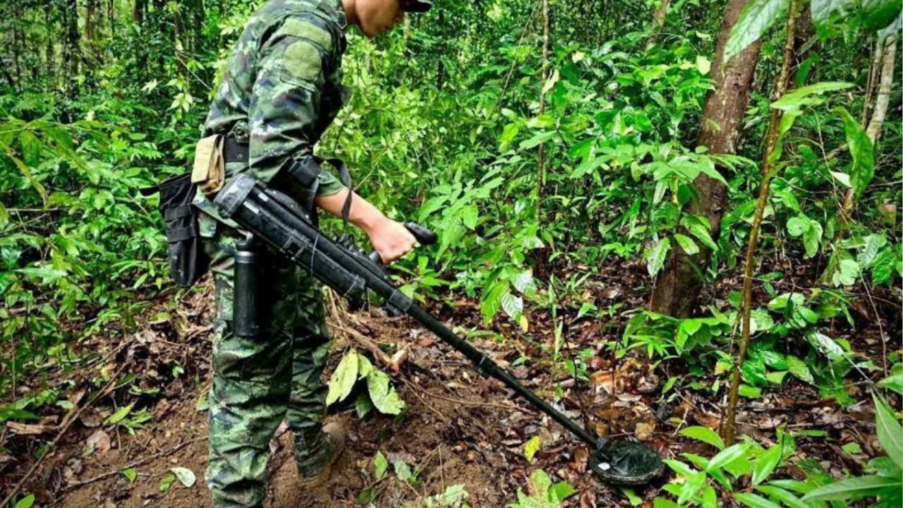 Thai engineers clear mines after explosion near Cambodia border