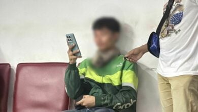 Women detain rider accused of blackmail in Pattaya