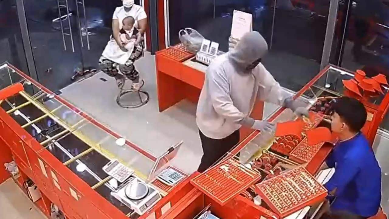 Man’s failed gold heist thwarted by brave staff in Ranong