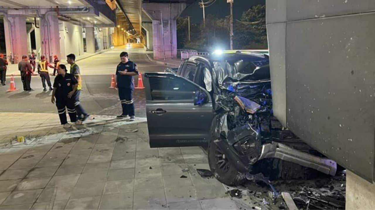 Pickup truck crashes into expressway pillar in Nonthaburi