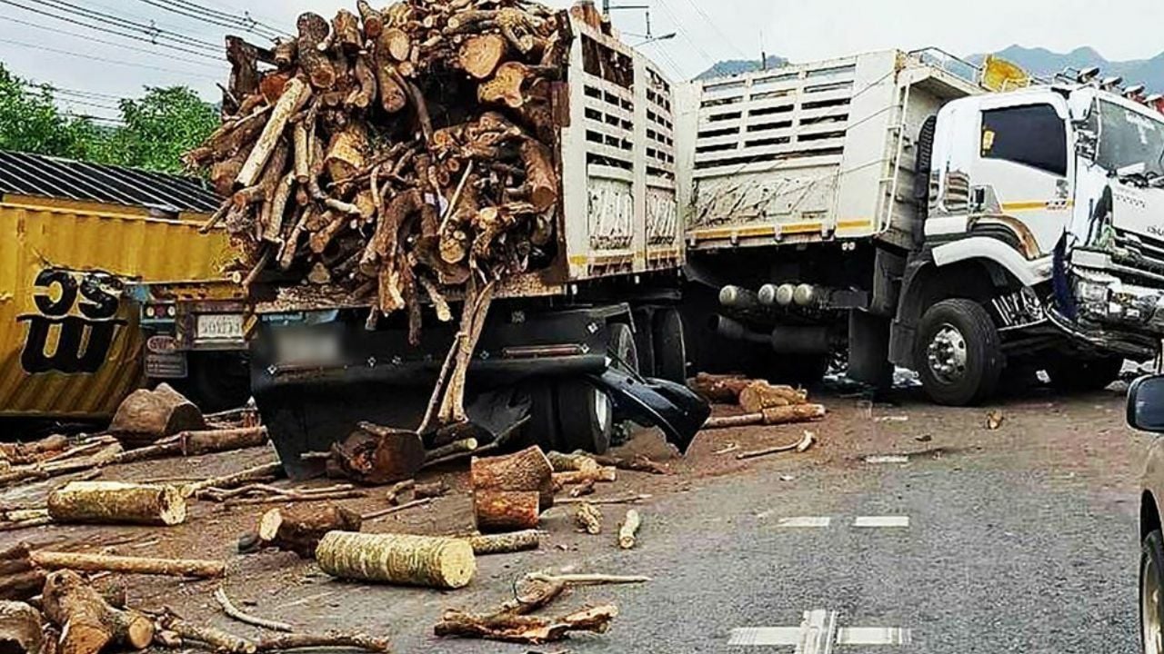 Major traffic accident in Nakhon Ratchasima leaves 10 vehicles damaged