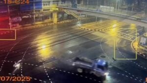 Truck runs red light, fatally hits Thai traffic officer in Bangkok (video)