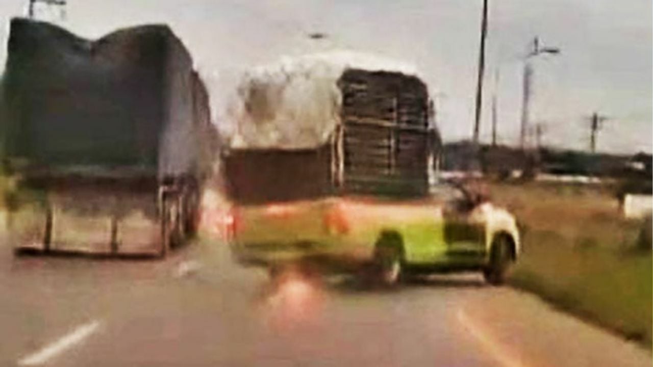 That’s bananas! Pickup splits in two after 4-tonne durian blowout | Thaiger