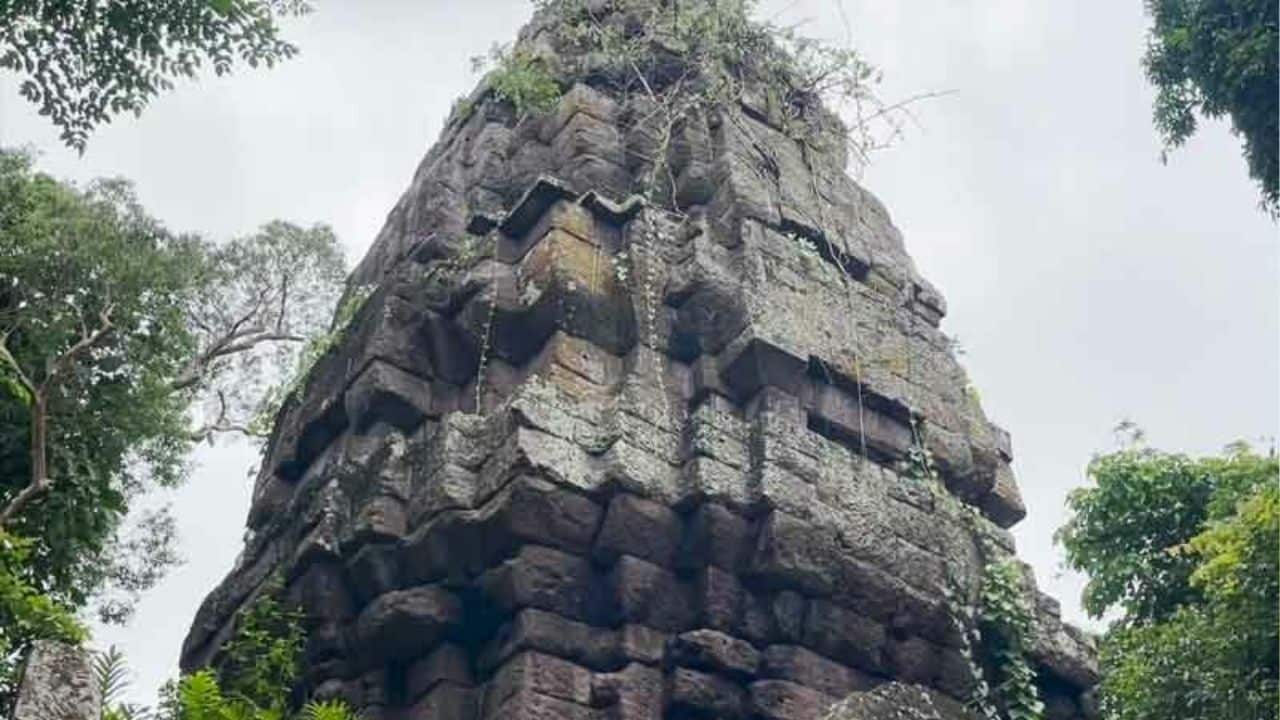 Visitors flock to Prasat Ta Kwai for offerings and lucky numbers | Thaiger