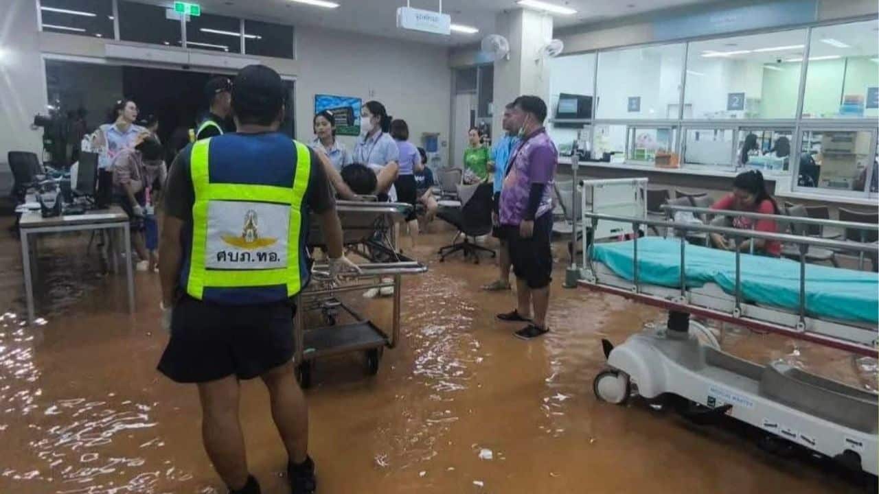 Floods in Nan force urgent patient relocation from hospital | Thaiger