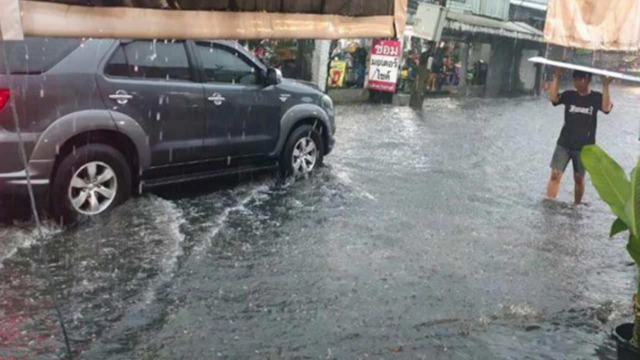 Heavy Udon Thani rainfall causes flooding, electrocution tragedy