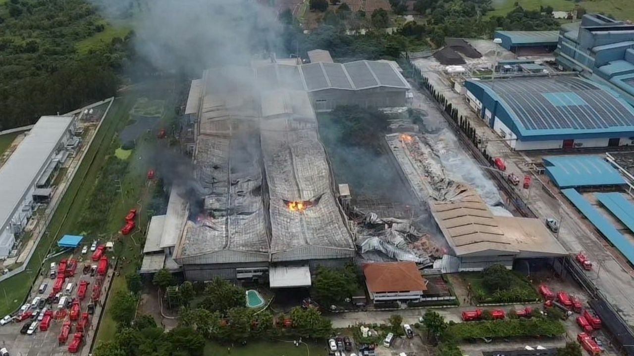 Rescuers retrieve 8 bodies from Saraburi factory fire, 2 still missing