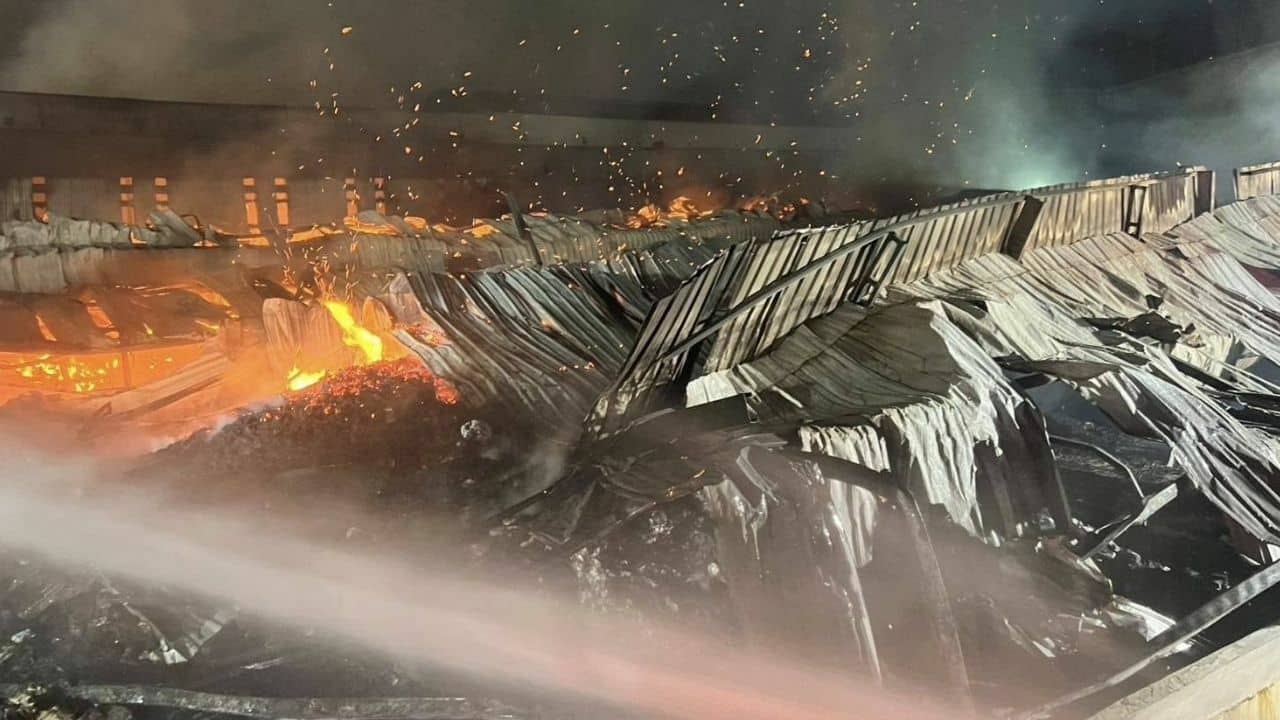 Rescuers retrieve 8 bodies from Saraburi factory fire, 2 still missing | News by Thaiger