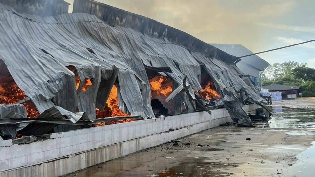 Rescuers retrieve 8 bodies from Saraburi factory fire, 2 still missing | News by Thaiger