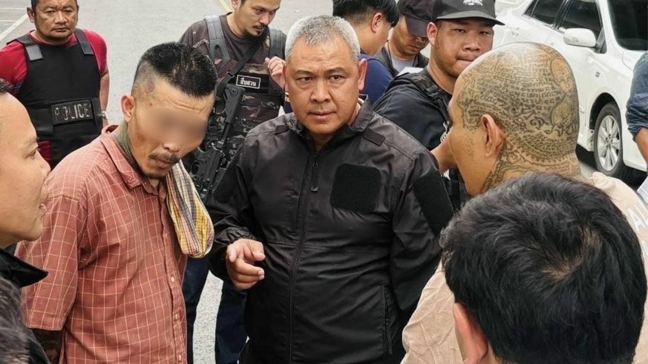 Suspects surrender after shooting police in disguise