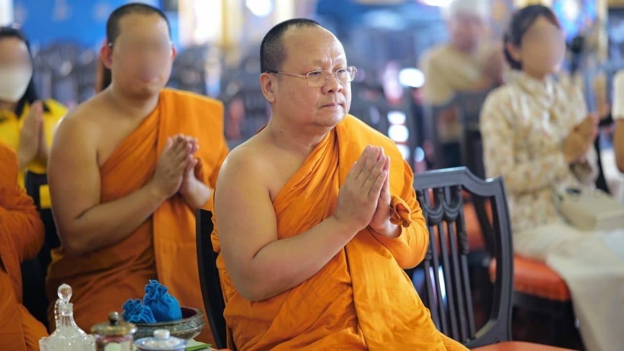 Thai abbot leaves Thailand for Laos amid romantic scandal