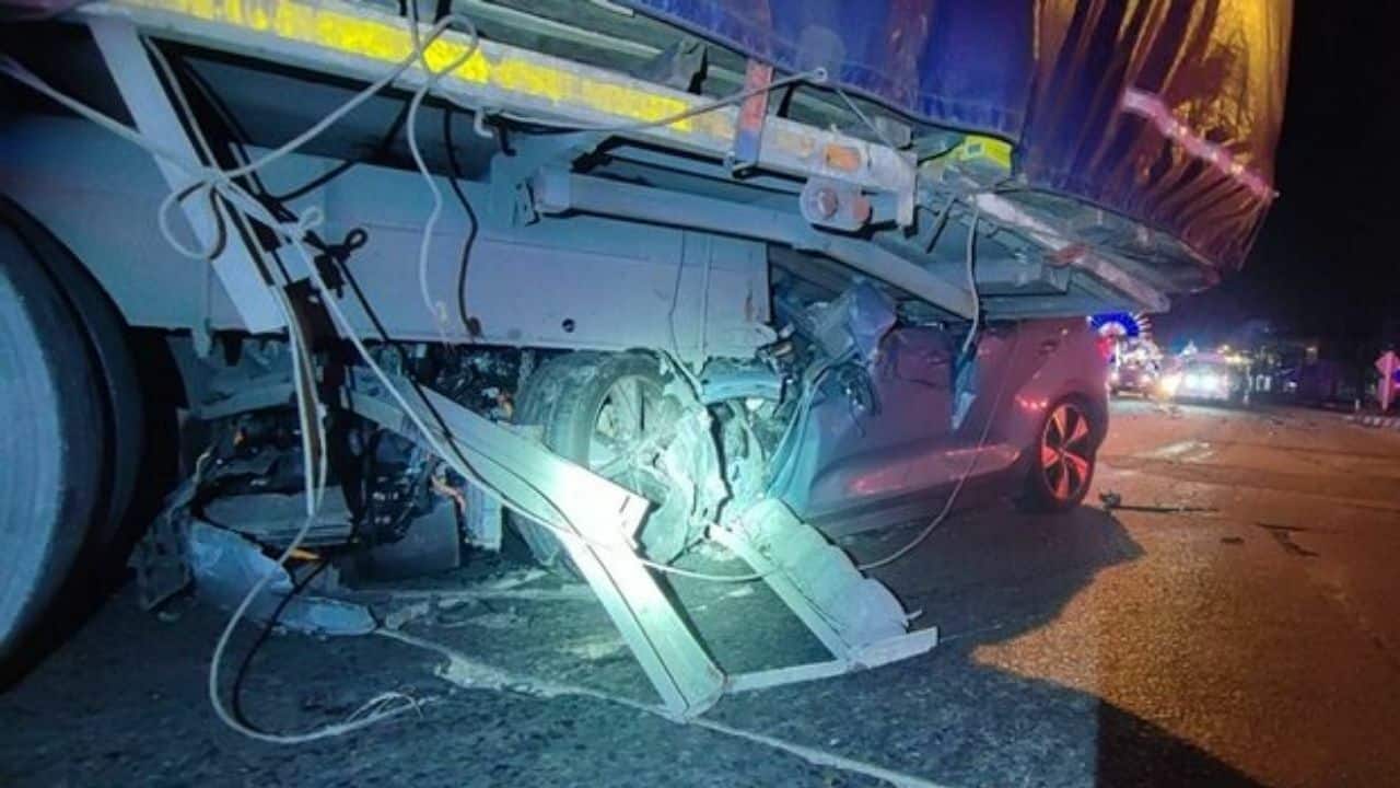 Dozing motorcyclist survives after slamming into truck on motorway | News by Thaiger