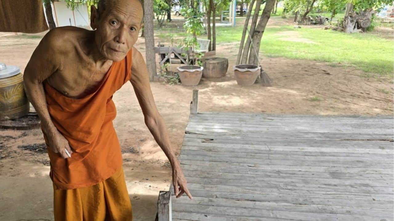 Monk rescue abandoned newborn baby