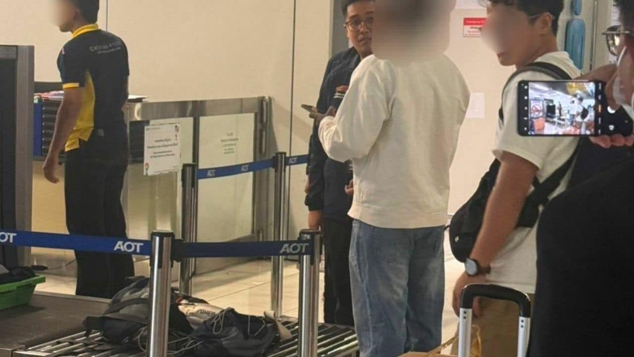 Sei Lankan hides snakes in underwear