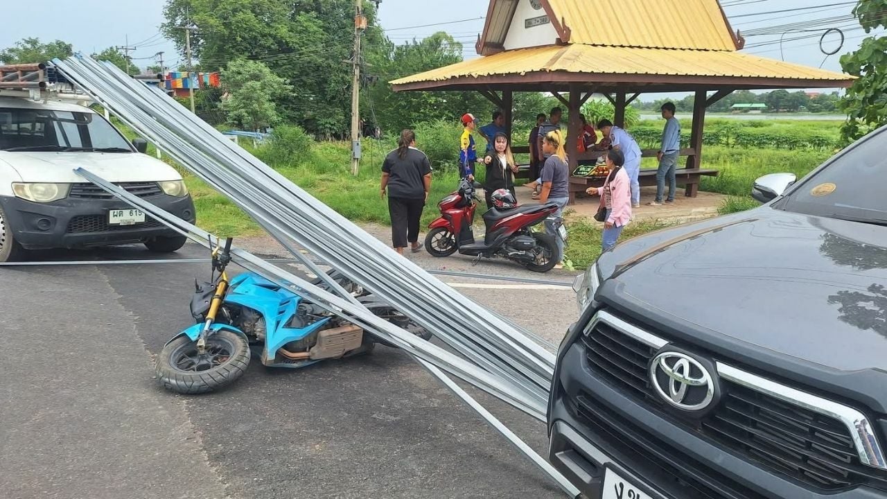 Thai woman injured as iron rods fly off pickup on Khon Kaen road | News by Thaiger