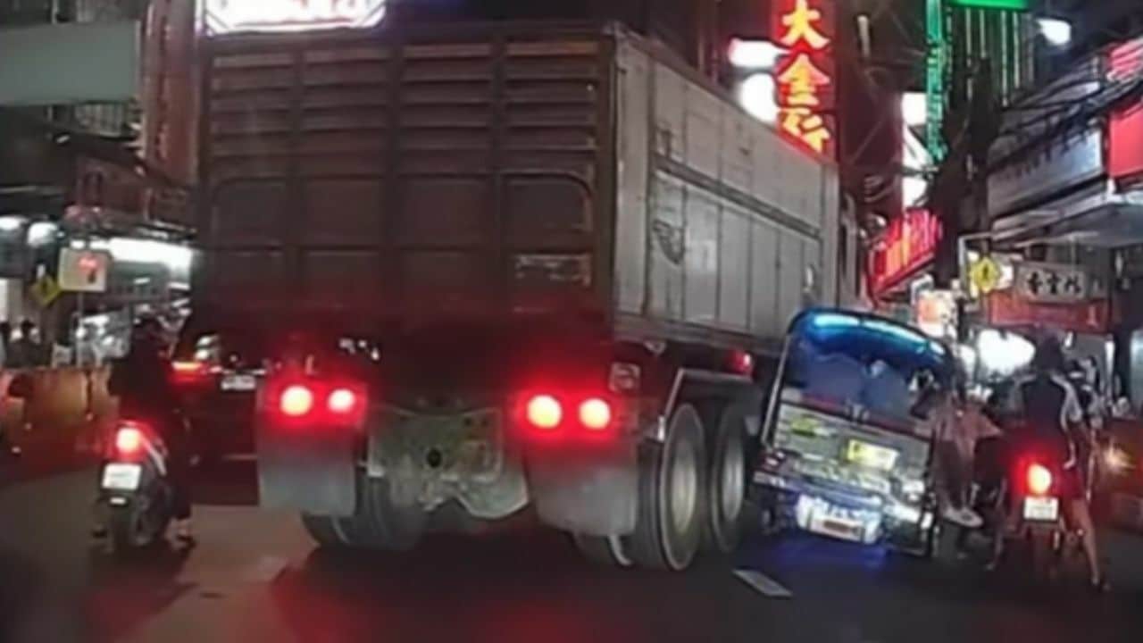 Tuk tuk and truck drivers summoned after shocking Yaowarat crash | News by Thaiger
