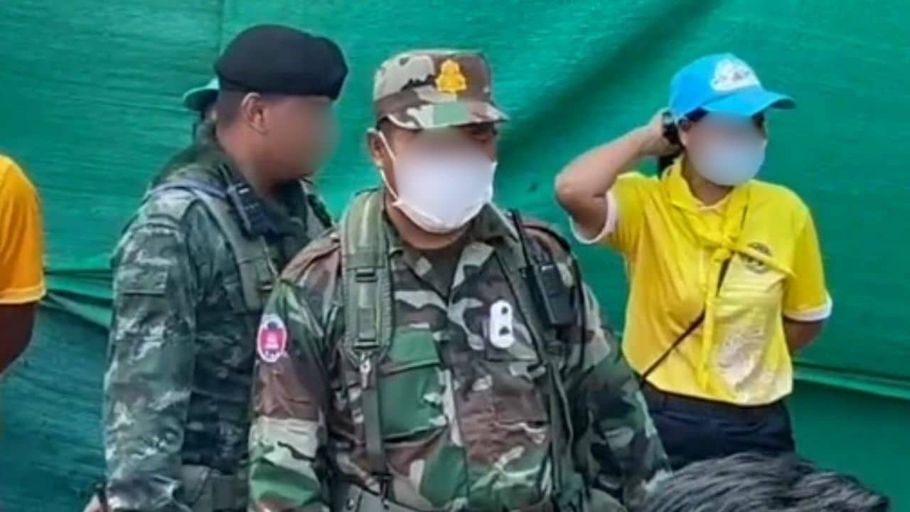 Thai punches Cambodian soldier