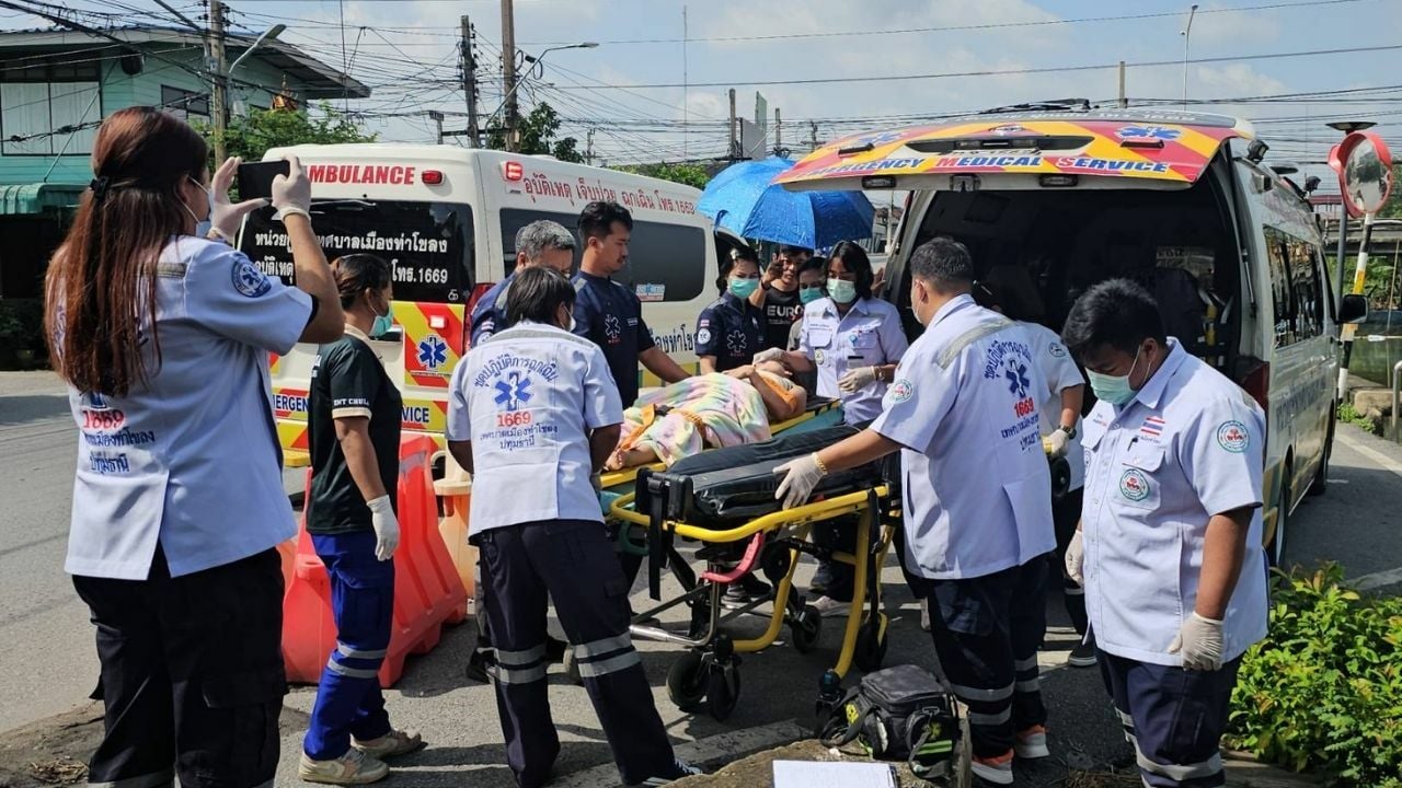 Thai woman rescued after falling into Pathum Thani canal