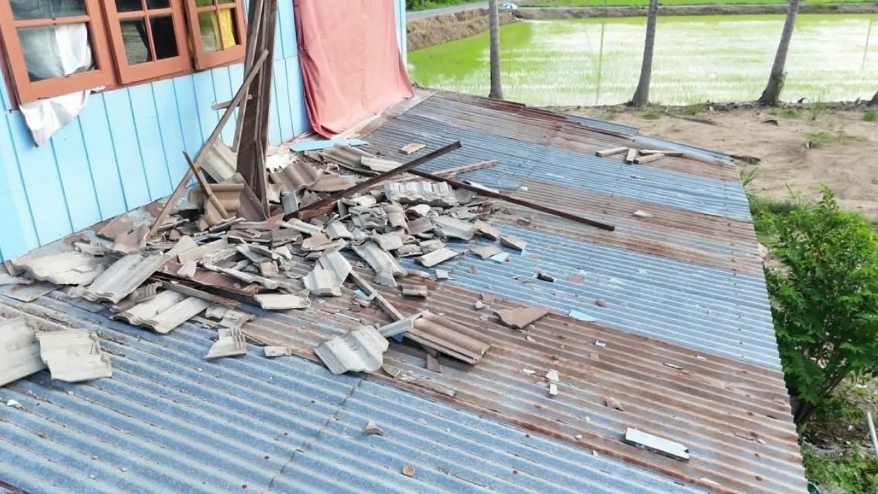 House roof collapses Suphan Buri